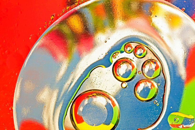 Olie druppels op een opppervlakte van water - techniek  by Eye on You