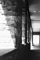 Die sonnige, leere Gasse