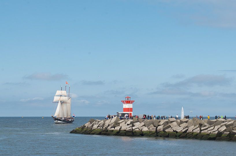 Segelboot erreicht den Hafen von Leo Leliveld