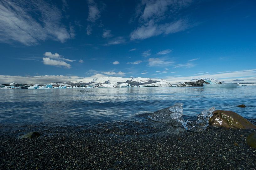 Islande - Sable noir et pierres sur la plage du lac glaciaire Jökulsárlón par adventure-photos