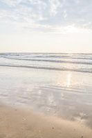 Zon, zee, zen - rustgevende foto van een strand in neutrale tinten