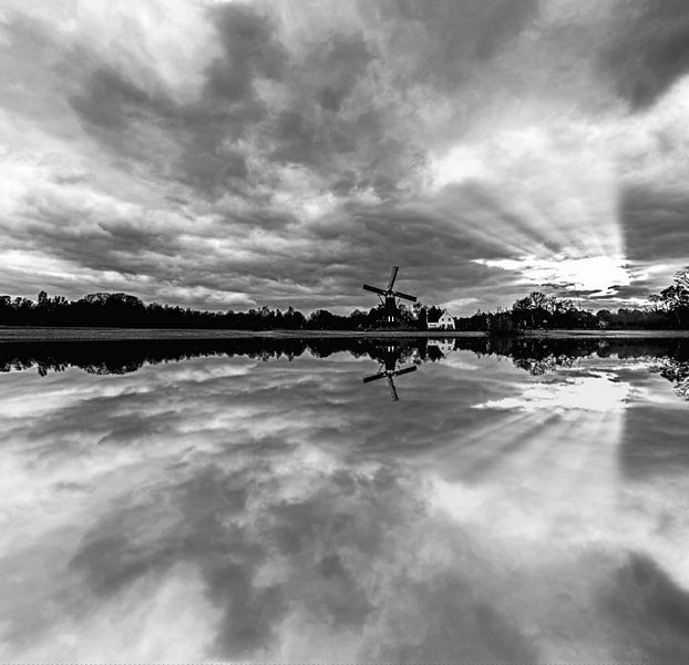 Windmolen reflectie in het water by Brian Morgan