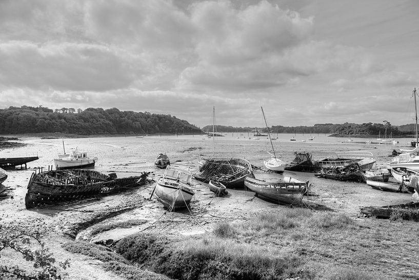 HDR urbex Cimetiere a bateaux scheepskerkhof te Quelmer bretagne van W J Kok