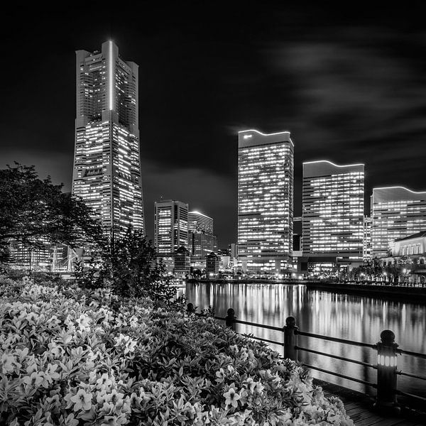 Skyline idyllique de Yokohama la nuit | monochrome par Melanie Viola