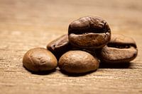 Kaffeebohnen auf grobem Boden