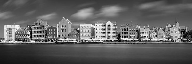 Willemstad sur l'île de Curaçao dans les Caraïbes en noir et blanc. par Manfred Voss, Photographie Noir et Blanc