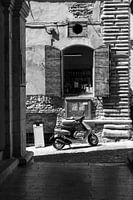 Scooter in een typisch italiaans straatje