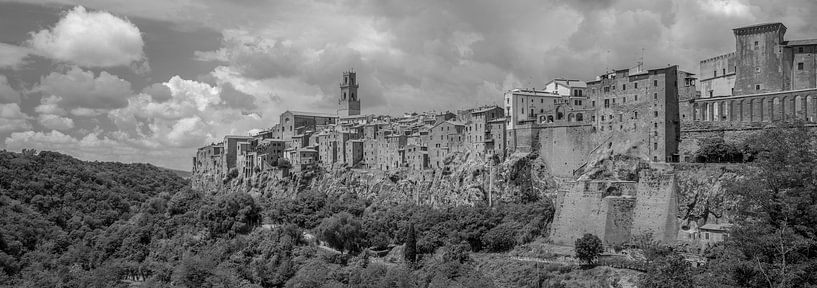 Monochrome Toskana im Format 6x17, Pitigliano von Teun Ruijters
