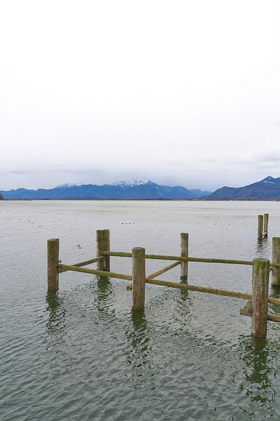 Reste einer alten Anlegestelle für Boote am Chiemsee von Heiko Kueverling