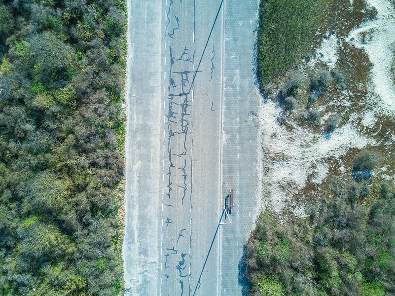 Empty road to the beach par Droning Dutchman