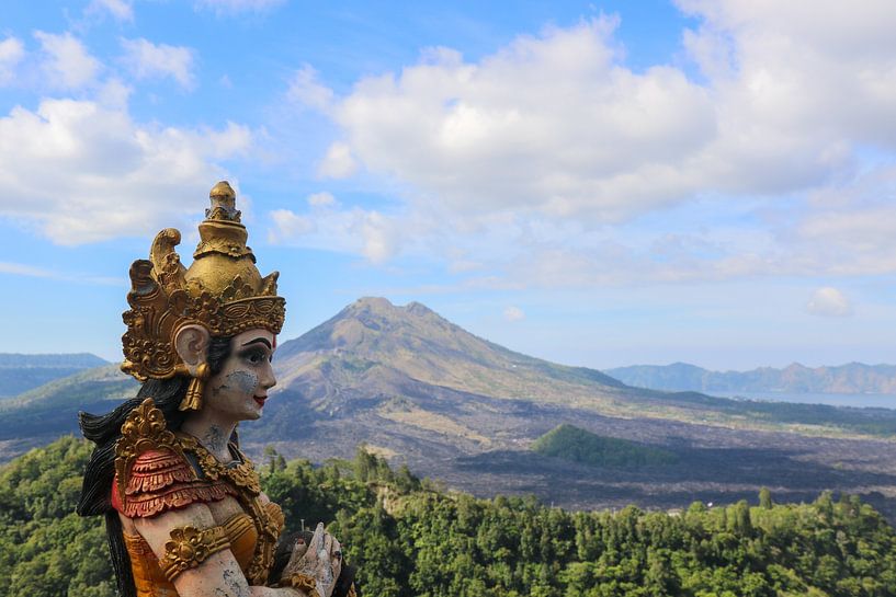 Statue balinaise devant Gunung Agung, Bali. par Anne Ponsen