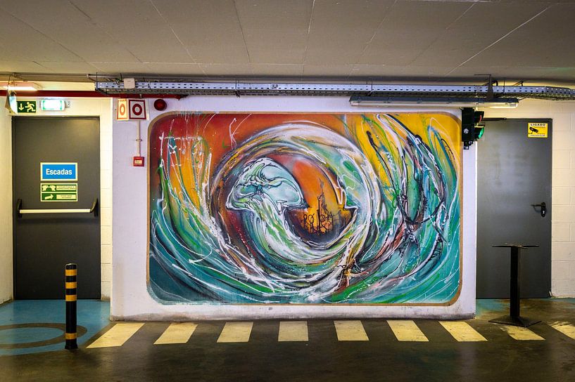 Graffiti de Yinyang dans un parking de l'Alfama, Lisbonne, Portugal - photographie de rue et de voyage par Christa Stroo photography