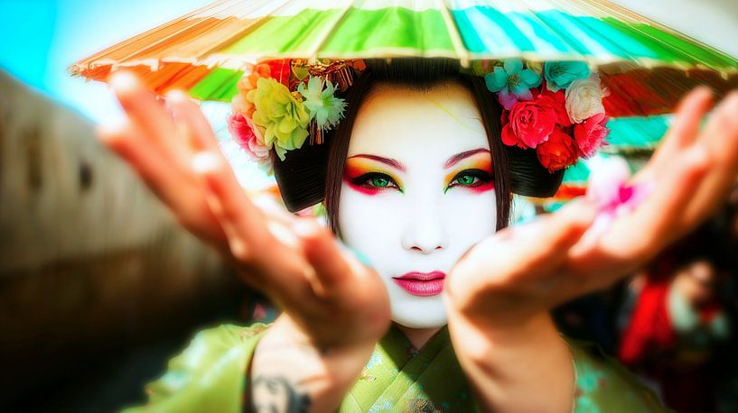 Geisha aux yeux brillants et à la floraison par Frank Heinz