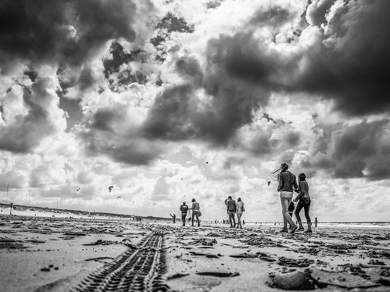 Promenade sur la plage alors que les nuages menacent par Emil Golshani