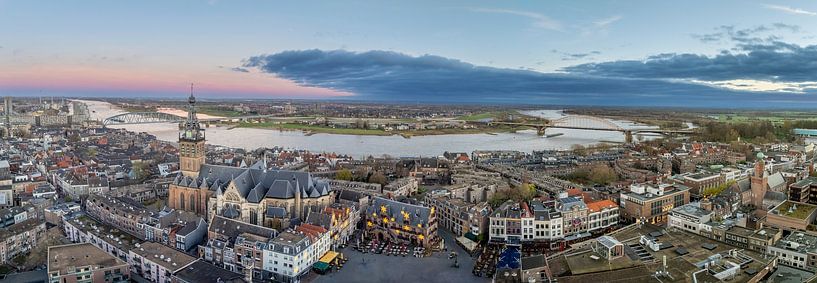 Ligne d'horizon de Nijmegen sur la rivière Waal au lever du soleil par Sjoerd van der Wal Photographie
