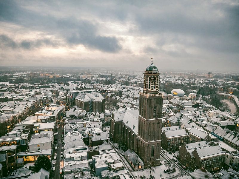 Tour de l'église Peperbus de Zwolle lors d'un lever de soleil hivernal froid par Sjoerd van der Wal Photographie