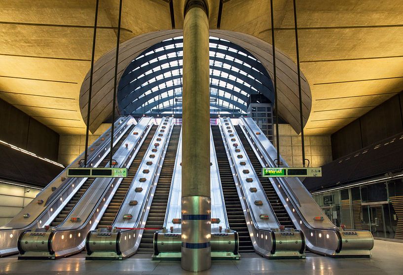 Canary Wharf Metro Station by Adelheid Smitt