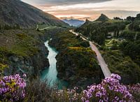 Fluss parallel zum Highway in Neuseeland in der Nähe von Queenstown.