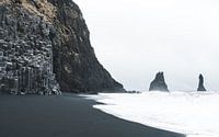 La plage de sable noir de Reynisfjara en Islande