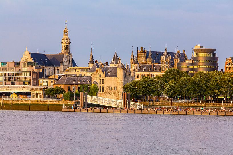 Skyline d'Anvers avec le château Steen au crépuscule par Werner Dieterich