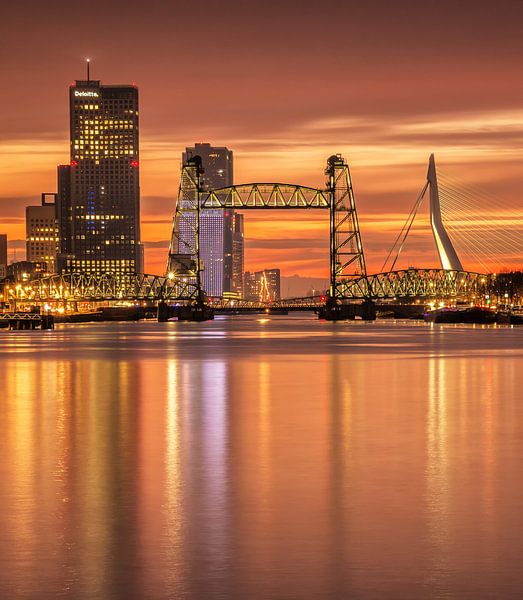Coucher de soleil orange à Rotterdam par Ilya Korzelius
