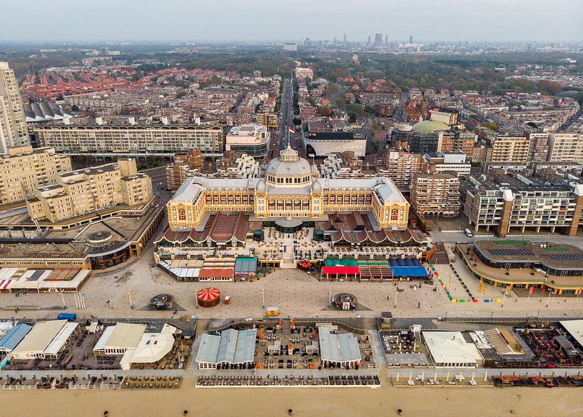 Eine Drohne schoss aus dem Kurhaus in Scheveningen. von Claudio Duarte