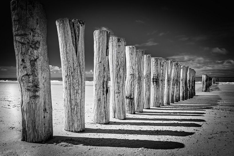 Wellenbrecher am Strand von eric van der eijk