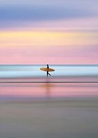 Surfer auf dem Weg nach Irgendwo