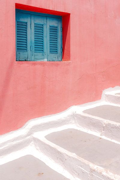 Mediterrane Reisefotografie - Rote rosa Wand mit blauem Holzfenster von Marit Hilarius
