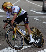 Remco Evenepoel en or sur le vélo de contre-la-montre en or