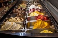 Un rafraîchissement de différentes sortes de glaces avec des noix et des fruits