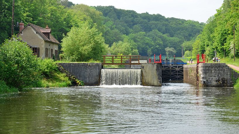 Wehr und Schleusentor im malerischen Fluss Yonne in Burgund, Frankreich von Gert Bunt