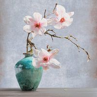 Wabi Sabi - Unvollkommenheit - Japanische grüne Vase mit rosa Magnolie