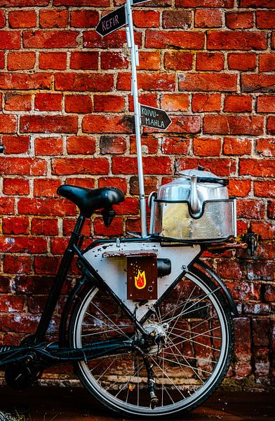 Vélo kéfir contre mur de briques – vélo‑boisson avec marmite | photographie urbaine par Studio Grille-Pain – Création Photo