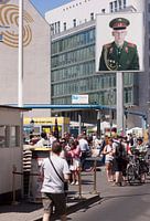 Communisme is kapitalisme bij Checkpoint Charlie