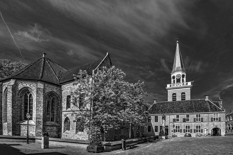 De kerk van Appingedam in de provincie Groningen in zwart/wit op een zonnige voorjaarsmorgen par Harrie Muis