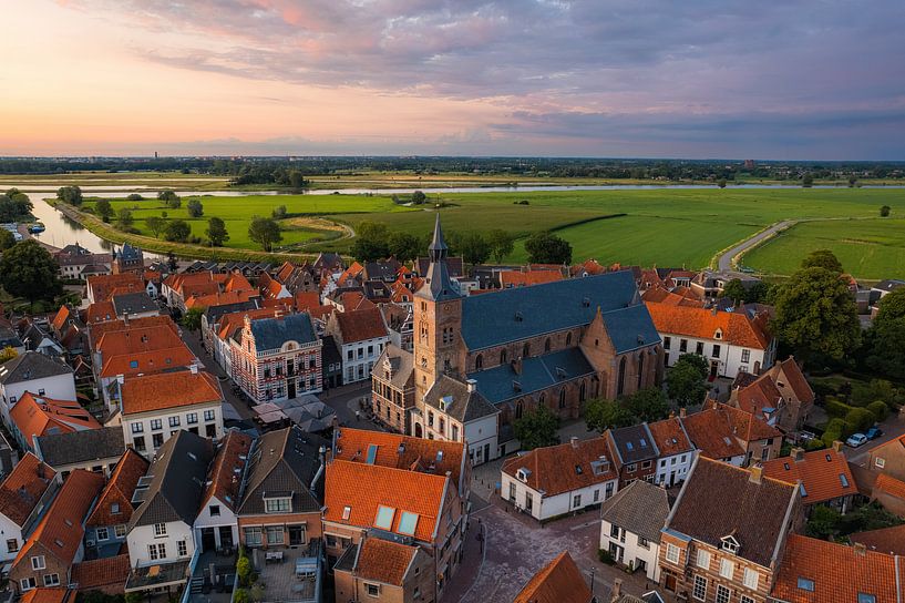 Sonnenuntergang in Hattem mit Zwolle und der IJssel im Hintergrund von Thomas Bartelds