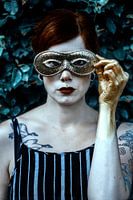 Vrouw met gouden masker