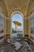 Blick in die verlassene Villa bei Sonnenuntergang