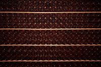 Bouteilles de vin sur des étagères dans la cave à vin