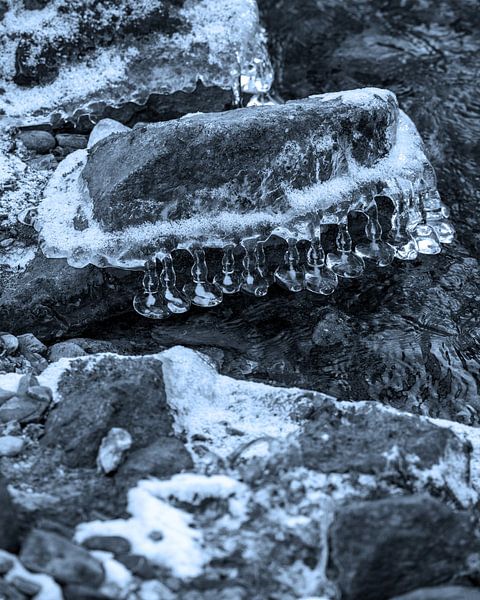 Eiszapfen / Eistropfen im Liederbach von Flatfield