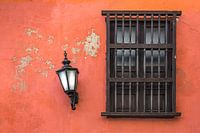 Alte Mauer mit Fenster und Laterne