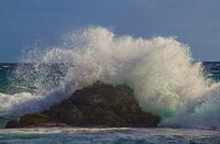 Schöne Wellen plätschern am Ufer