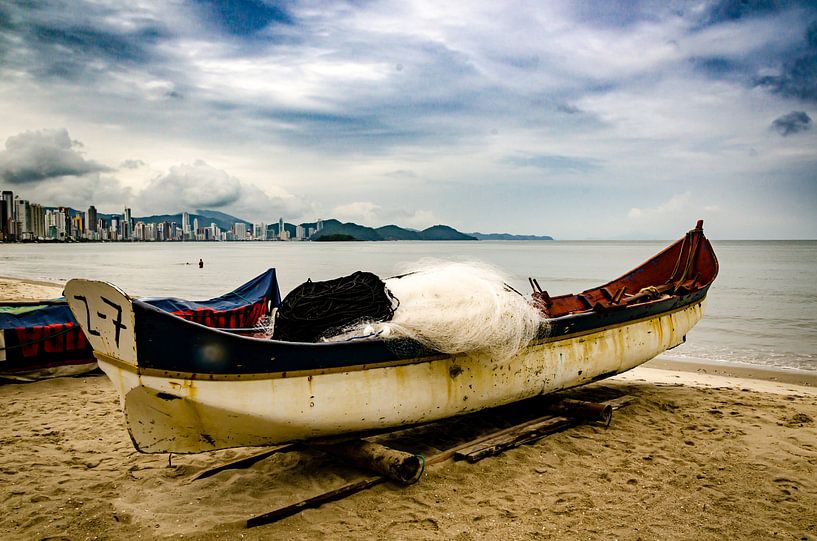 Fischerboote mit Fischernetz am Strand von Itajai bei Bewölkung in Brasilien von Dieter Walther