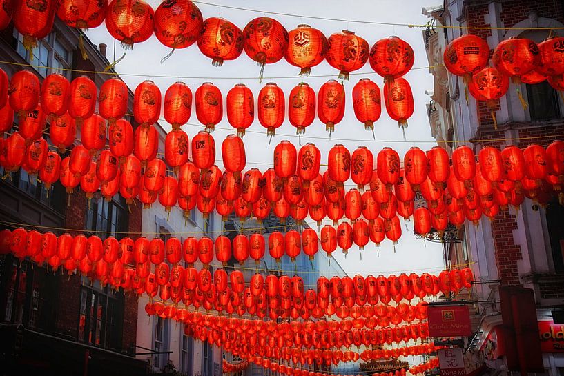 Ein Meer von roten Lampions (Laternen) von Marlika Art