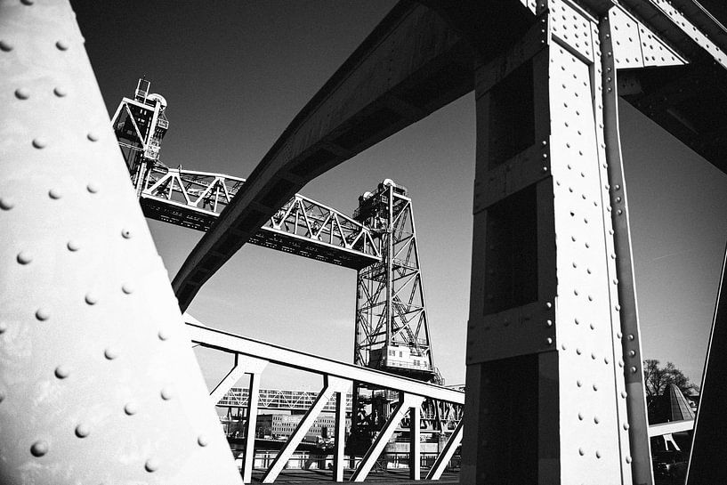 De Hef bridge, Rotterdam in black and white. by Jasper Verolme