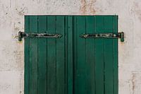 Groene luiken met witte muur op Île de Ré - Frankrijk