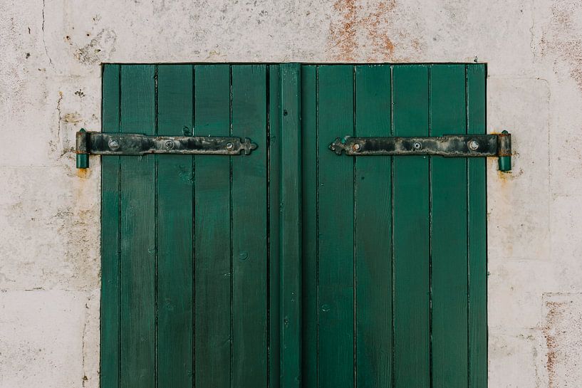 Grüne Fensterläden mit weißer Wand auf der Île de Ré - Frankreich von Oog in Oog Fotografie