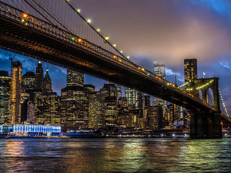 Brooklyn Bridge und Manhattan in der Nacht von Ruurd Dankloff