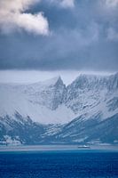 Winterlandschaft mit Fähre und Bergen auf Godøy, Ålesund, Norwegen
